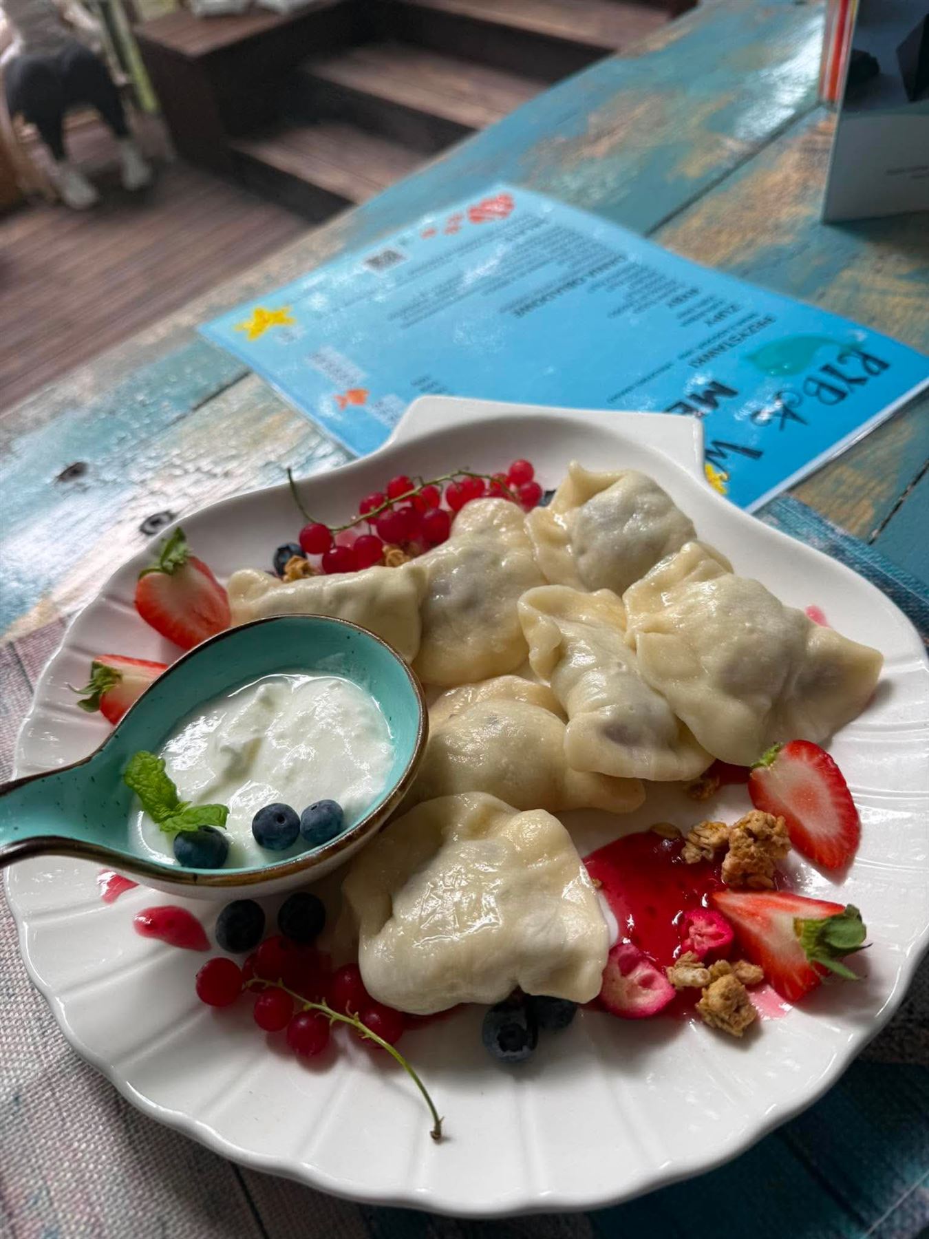 Pierogi z czerwoną porzeczką